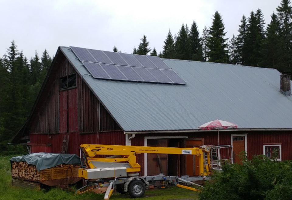 Aurinkopaneelien asennus maatilan katolle